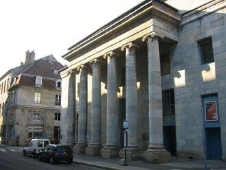 Le théâtre de Besançon, construit par Claude-Nicolas Ledoux.