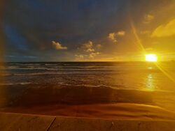 Sur le Remblai, le soir, la grande plage. (photo prise devant l'horloge).