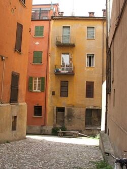 Cour d'immeubles typique, dans le centre historique