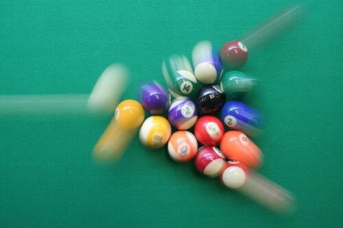 Choc des billes de billard au début d'une partie, photo en pose longue.
