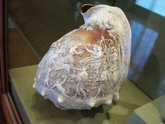 Le triomphe de Bacchus, gravé sur la coquille d'un casque.
