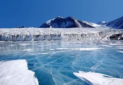 Le lac Fryxell, dans la chaîne transantarctique (voir l'endroit sur Google Maps)