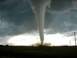 Une tornade au Manitoba. Photographie prise en juin 2007.