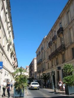Une rue : à Nîmes, mais peu animée...