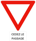 Le panneau cédez le passage. La priorité est à gauche sur un giratoirenote 2