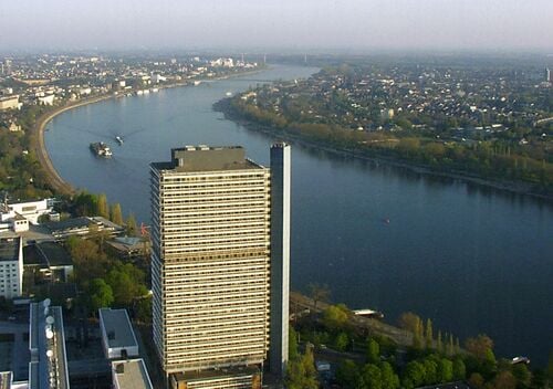 Rives du Rhin et immeuble «&nbsp;Langer Eugen&nbsp;», siège des Nations Unies.