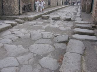 Rues dallées, avec passages piétons surélevés.