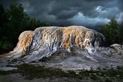 Un monticule volcanique, appelé Orange Spring Mound. Les couleurs sont dues à des algues et des bactéries.