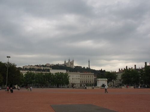 Vue sur la place Bellecour, avec la basilique de Fourvière au loin.