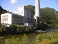 La centrale thermique de Trbovlje, située sur une rive de la Save, dans la ville de Trbovlje, en Slovénie.