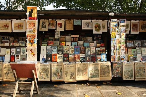 Boîtes d'un bouquiniste de Paris ouvertes.