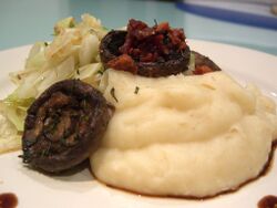 Champignons rôtis, purée de panais et choux vapeur.