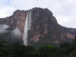 Salto Angel (Venezuela), nom donné aux plus hautes chutes d'eau du monde avec 979&nbsp;m