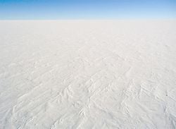 Durant quelques millions d'années du Varangien, la majeure partie de la surface terrestre pouvait ressembler à ceci. La vie existait toujours, dans les mers et sous la glace.