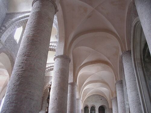 Voûtes d'arête couvrant un bas-côté. Église Saint-Philibert de Tournus (Saône-et-Loire).