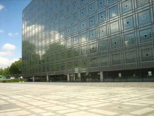 Le bâtiment de l'institut du monde arabe, au bord de la Seine