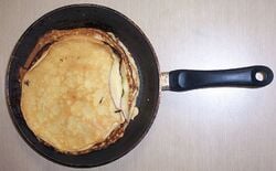 Cuisson d'une crêpe à la poêle