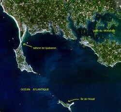 La péninsule de Quiberon formée d'une île et de l'isthme qui la relie au continent (Morbihan)