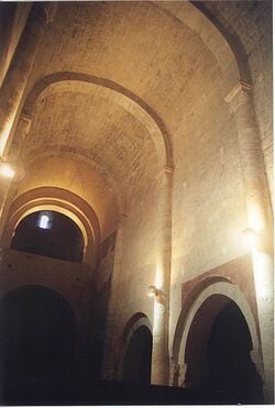Voûte en plein cintre avec arcs doubleaux. Abbaye de Cruas (Ardèche)
