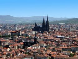 Vue de Clermont-Ferrand, avec sa cathédrale gothique en lave noire.