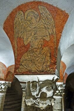 Crypte de la cathédrale : ange musicien jouant du psaltérion.