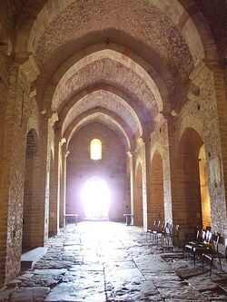 Voûte en berceau sur arc brisé. Église de Brancion (Saône-et-Loire).