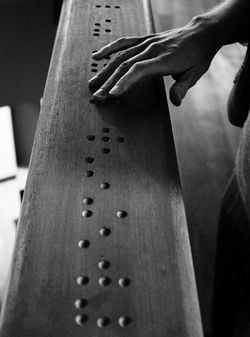 Premier en braille.