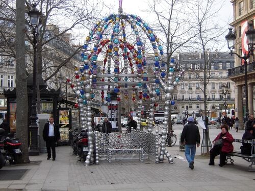 Le Kiosque des noctambules, bouche de métro de l'artiste Jean-Michel Othoniel, Palais-Royal - Musée du Louvre.