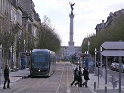 Bordeaux : tramway à troisième rail et monument aux Girondins, place des Quinconces