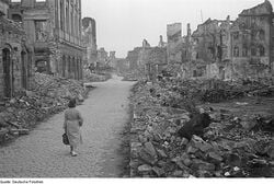 Recherche de pommes de terre dans les ruines, 1945.