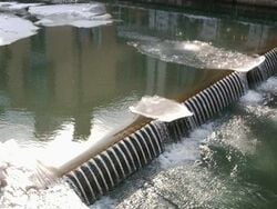 Le clapet de régulation du niveau du Lac d'Annecy, sur le Thiou, un jour de gels exceptionnels.