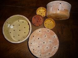 Faisselles anciennes, pour égoutter le caillé de lait de brebis nécessaire à la fabrication du roquefort.