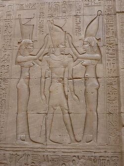 La déesse symbolisant la Basse-Égypte (à gauche) imposant sa couronne sur la tête du pharaon