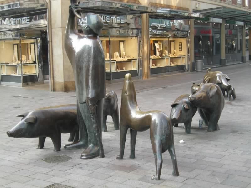 Datei:Gemeinfrei-Skulptur Herdentor Bremen.JPG