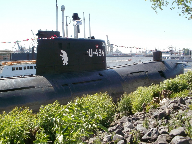 Archivo:U-434 Steuerboard.jpg