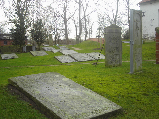 Archivo:Geschlechterfriedhof Lunden PlusPedia.jpg
