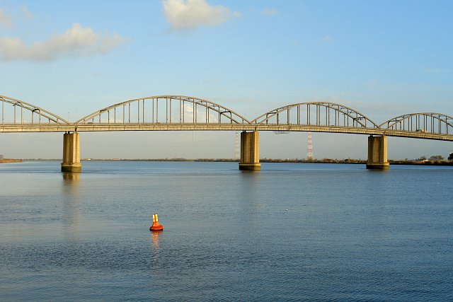 Fichier:Pont à Vila Franca de Xira.JPG