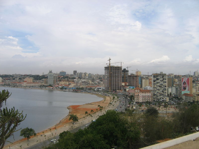 Fichier:Vue du centre de Luanda depuis la Fortaleza.jpg