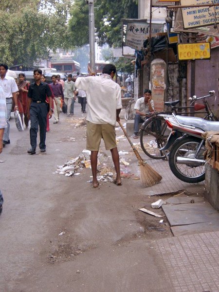 Fichier:Balayeur de rue à Bombay.jpg