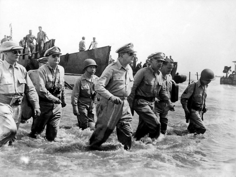 Fichier:Douglas MacArthur lands Leyte1.jpg