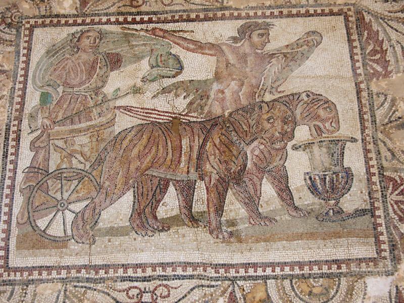 Fichier:Cherchell museum - car pulled by leopards.jpg