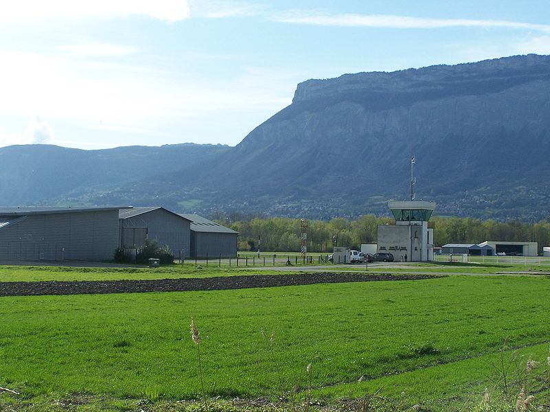 Fichier:Aérodrome de Grenoble-Le Versoud.JPG