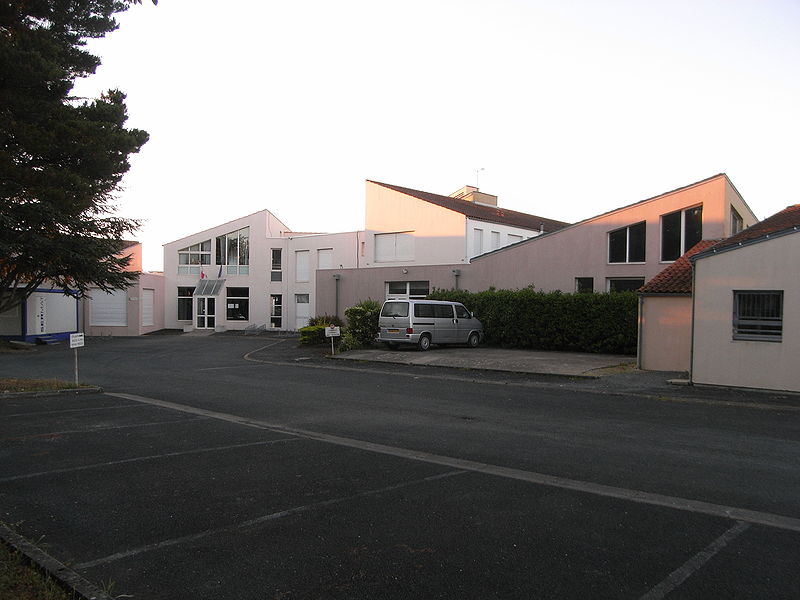 Fichier:Collège Françoise Dolto - La Jarrie.jpg