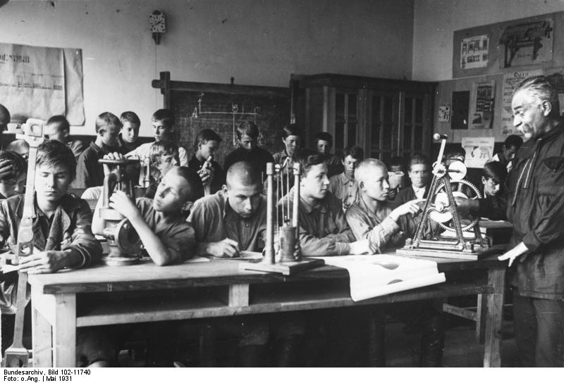 Fichier:École d'apprentis en URSS.jpg