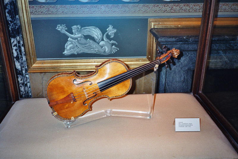 Fichier:Violon Stradivarius - palais royal de Madrid.jpg