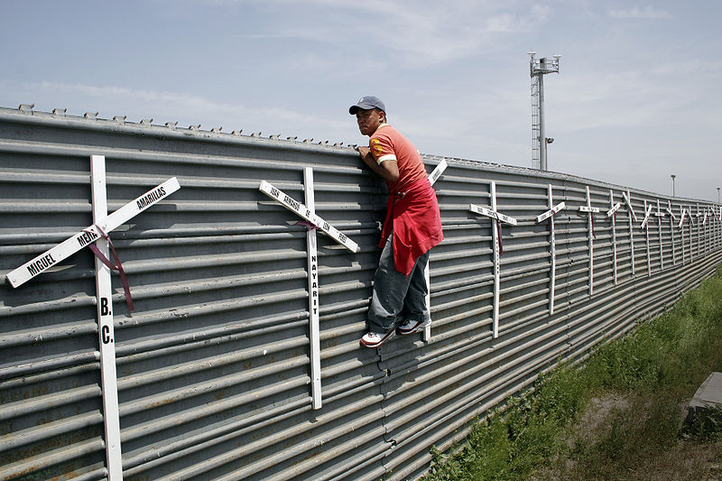 Fichier:Emigrant tentant de franchir la frontière Mexique-USA.jpg