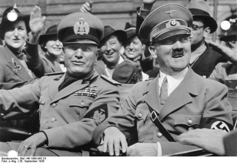 Fichier:Mussolini Hitler Munich 1938.jpg