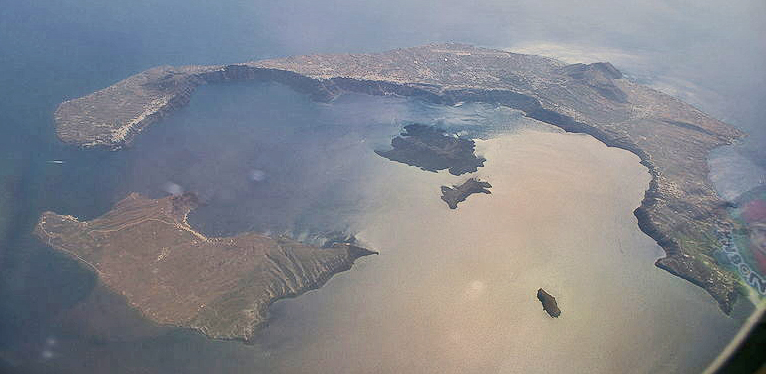 Fichier:Santorin - vue aérienne.jpg