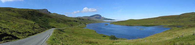 Fichier:Loch Fada Storr Skye restitch 2007-08-22.jpg