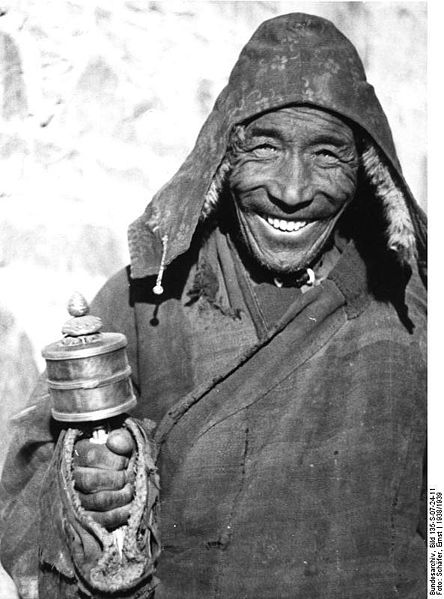 Fichier:Moine tibétain avec son moulin à prières, en 1938.jpg